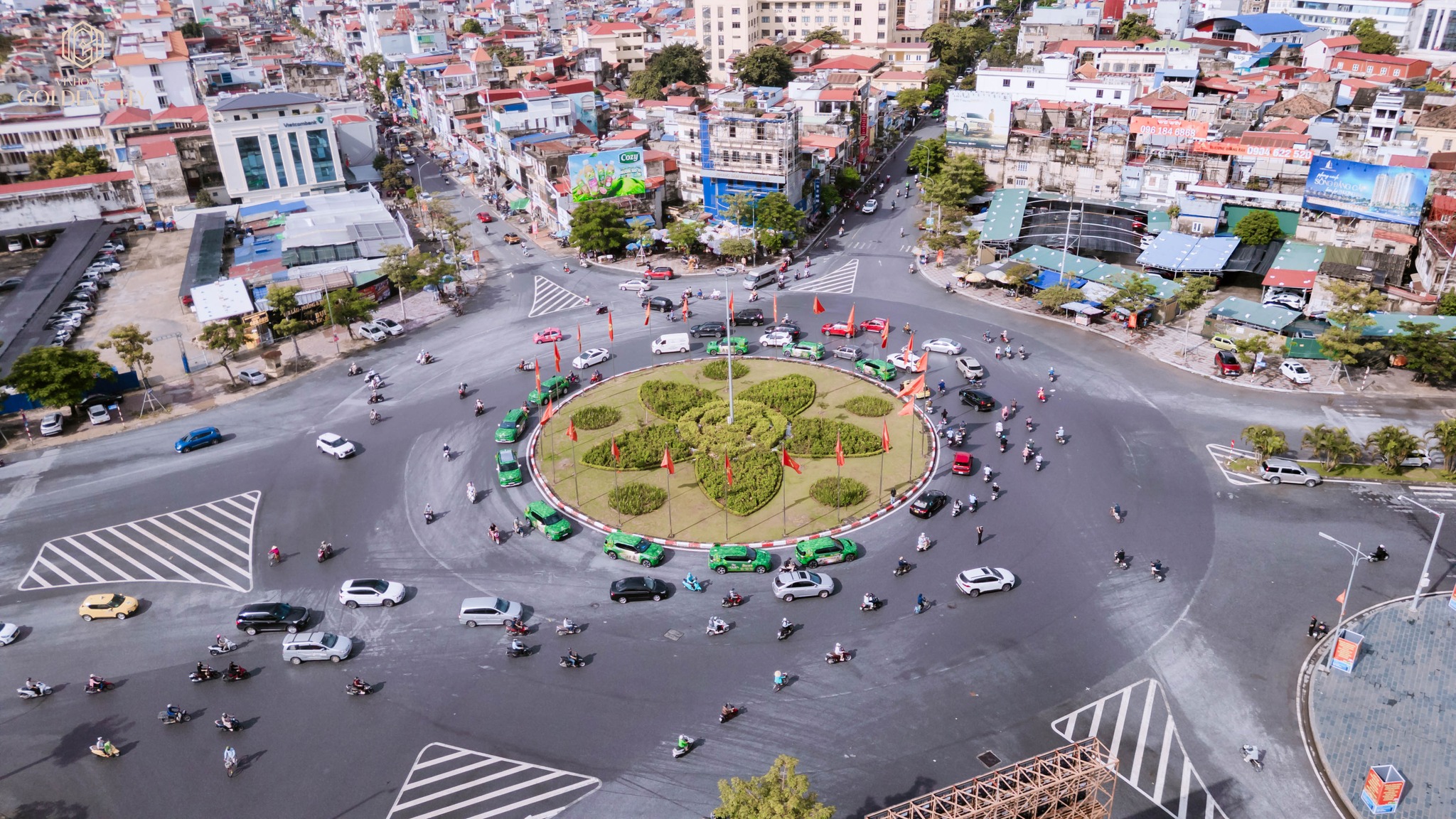 Toàn cảnh đoàn xe VF9 nối dài giữa lòng đô thị – biểu tượng của đẳng cấp, tinh thần tiên phong và sức lan tỏa mạnh mẽ của The Golden Signature.