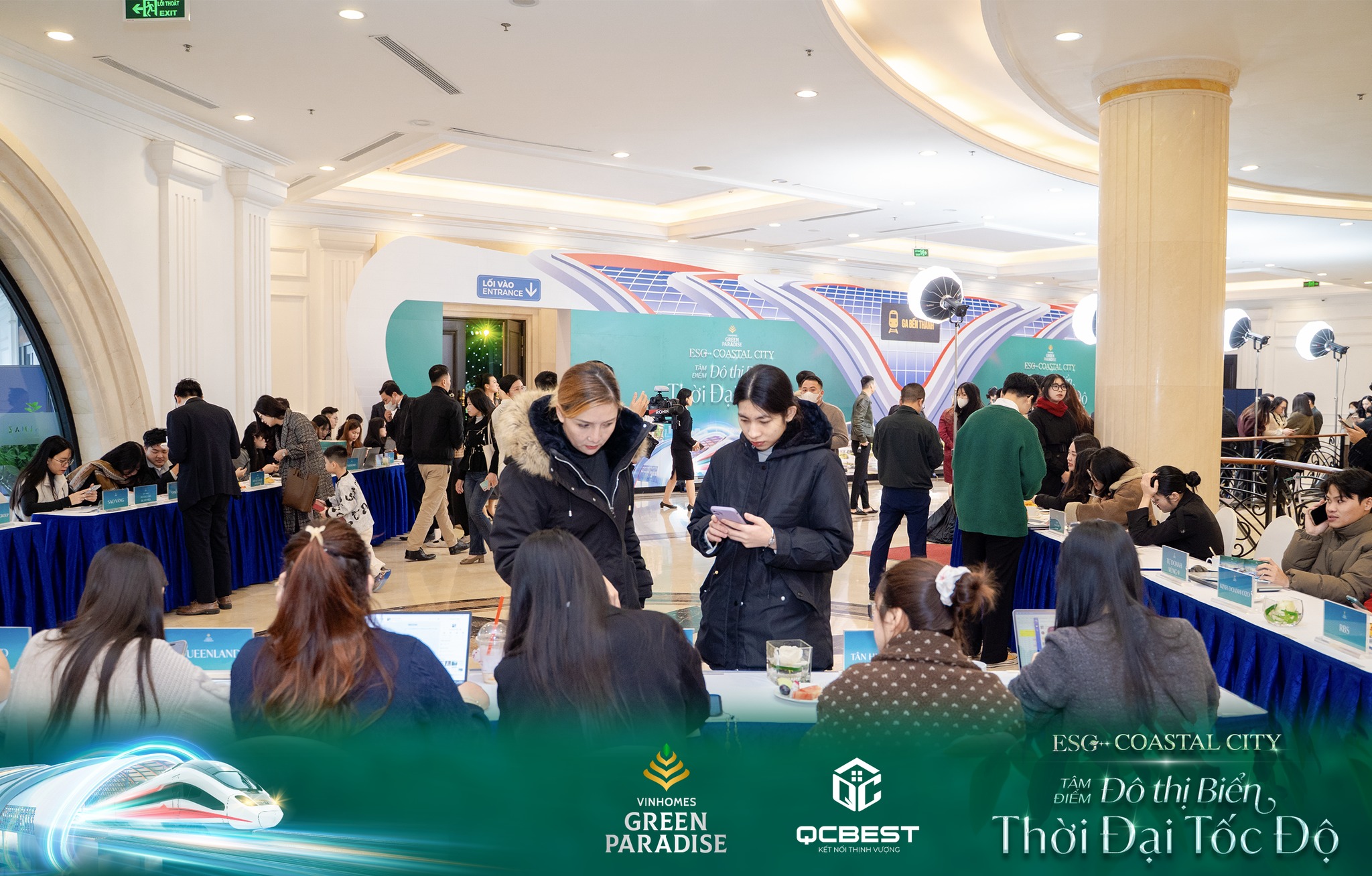 Hình ảnh khách hàng đang nhận thông tin về dự án của CĐT