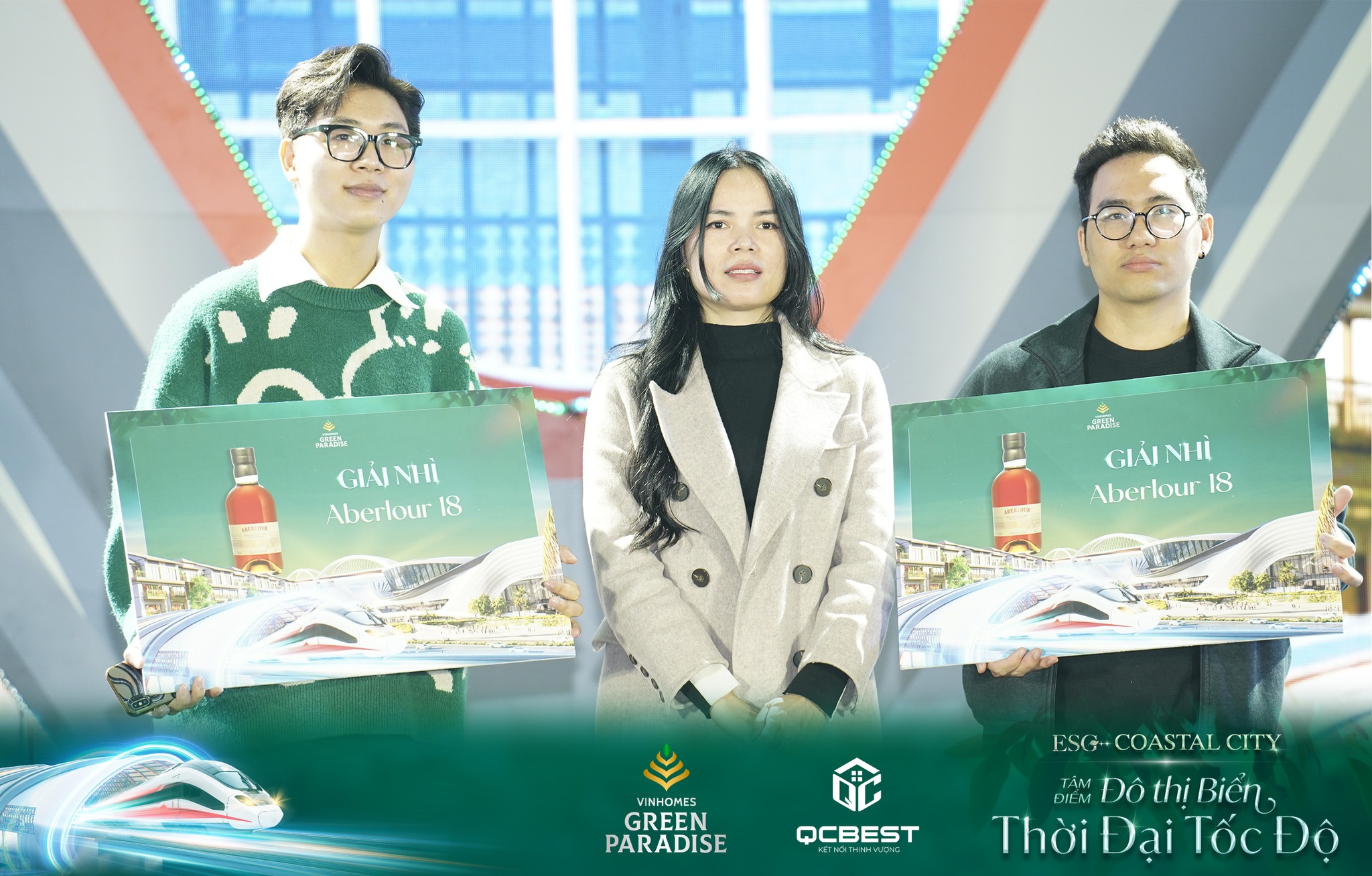 Anh Đat Nguyễn "QCbest" lên nhận giải từ CĐT.