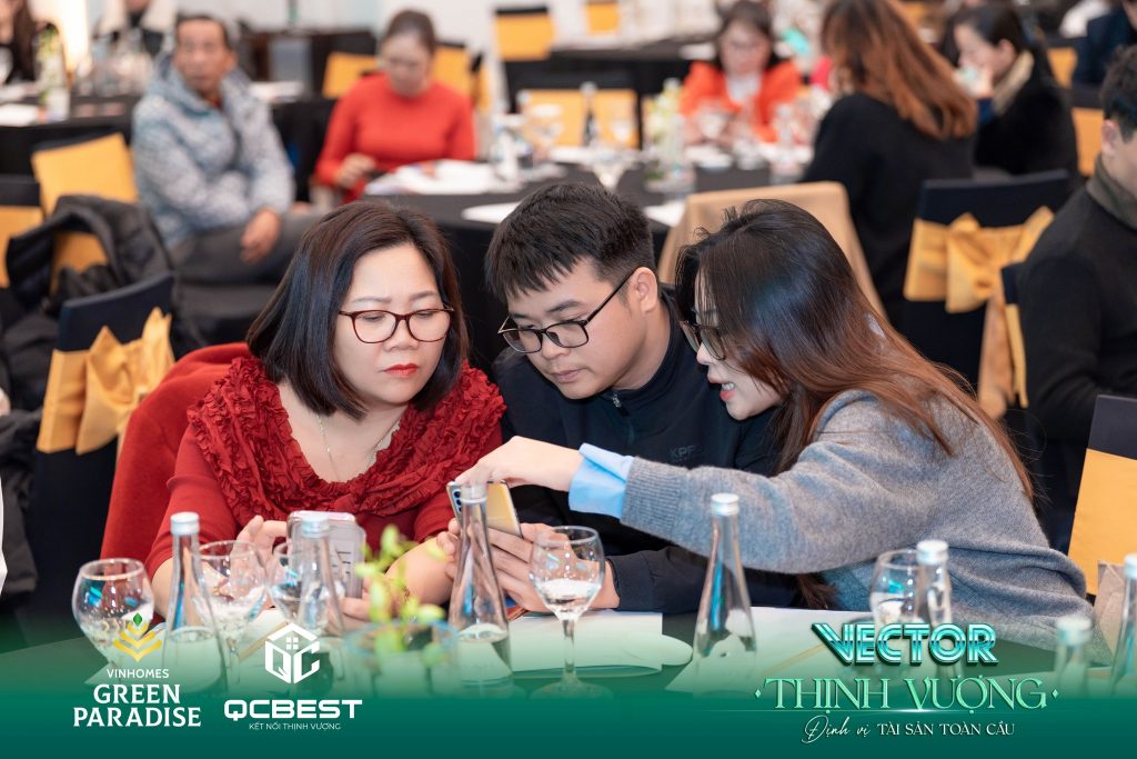 QCbest tư vấn cho khách hàng về dự án.